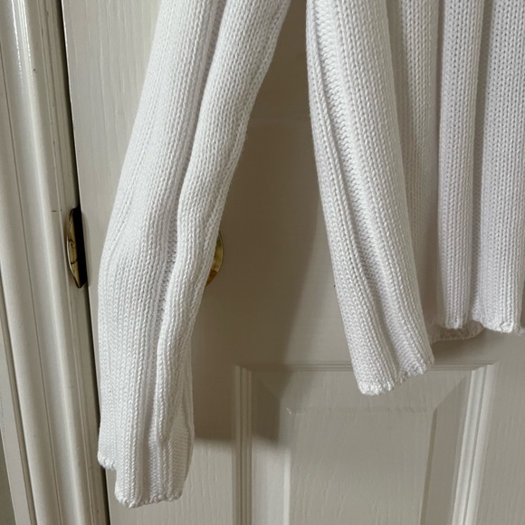 Kinross 🤍 cozy and chic white v-neck sweater, like new condition! Size: M - Picture 5 of 10
